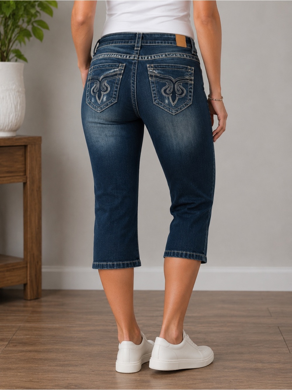 MAURICES Dark Wash Denim Capri Jeans - Embroidered Back Pockets-size 5/6